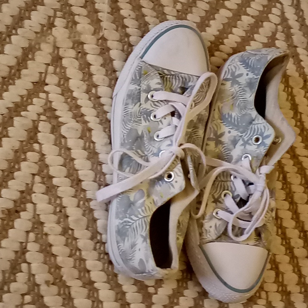 Converses - Picture 3 of 3